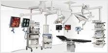 一间手术室套房，有多个安装在天花板上的显示器，显示医学图像