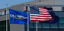 奥林巴斯和美国国旗在办公大楼前